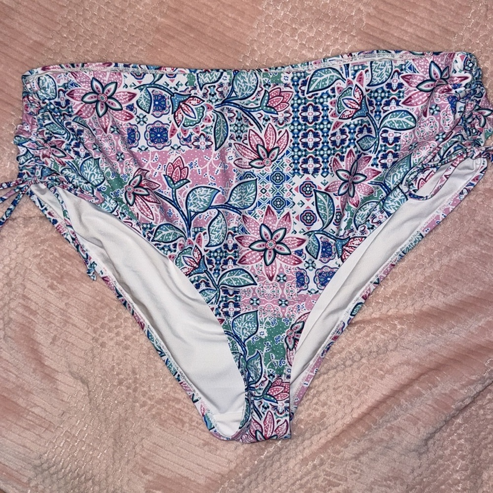 Floral Patterned Bikini Set - Picture 3 of 5